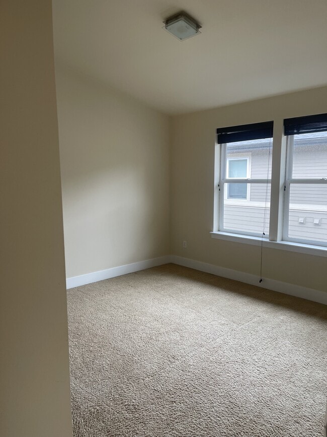 Building Photo - 834 N 145th Ln