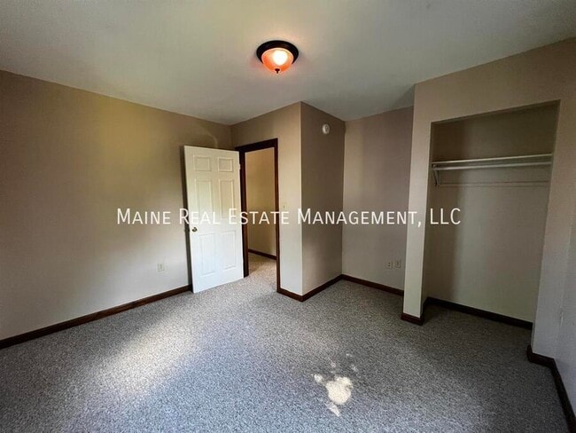 Building Photo - 40 Dillingham St