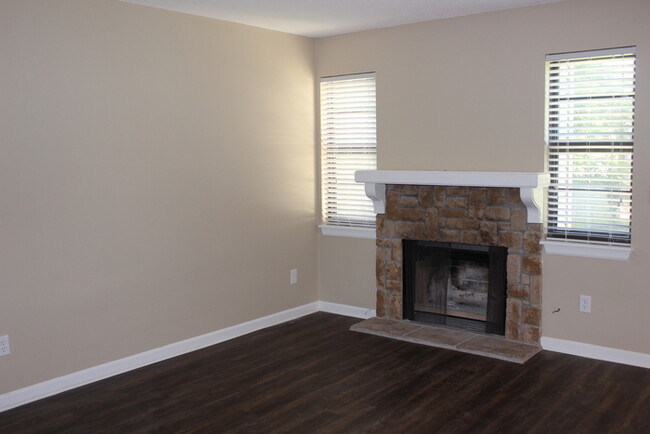 Building Photo - Duplex in Park Hill School District