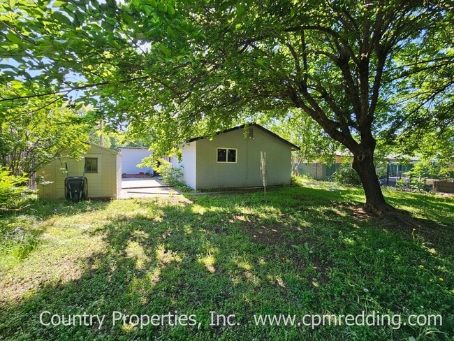 Building Photo - Garden Tract 3-Bedroom House with Hardwood...