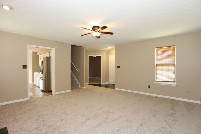 Building Photo - Large 5 Bedroom Westfield Home!