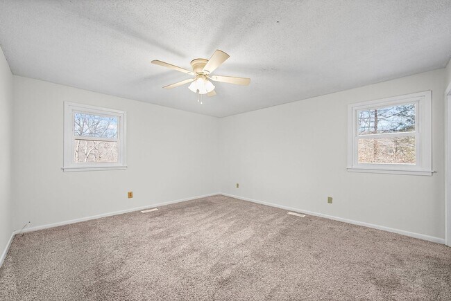 Building Photo - 3 Bedroom 2 Bath Country Home For Rent in Dover!