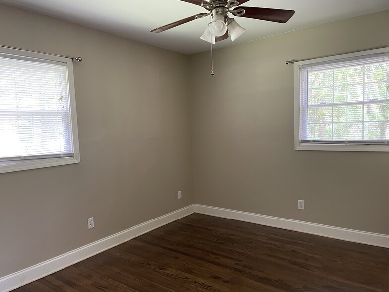 Building Photo - 956 Seville Dr