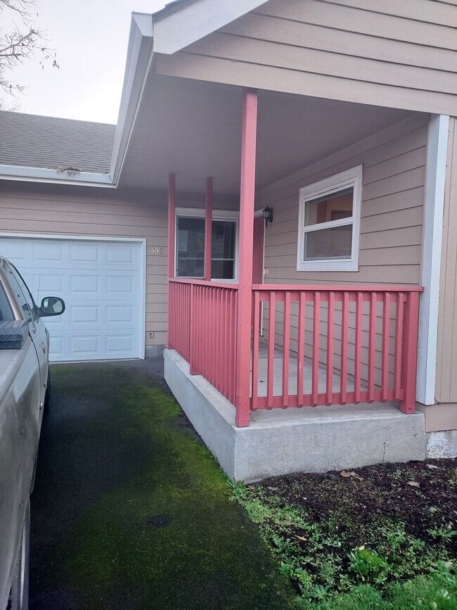 Building Photo - 3-Bedroom 2.5-Bathroom home in Eugene
