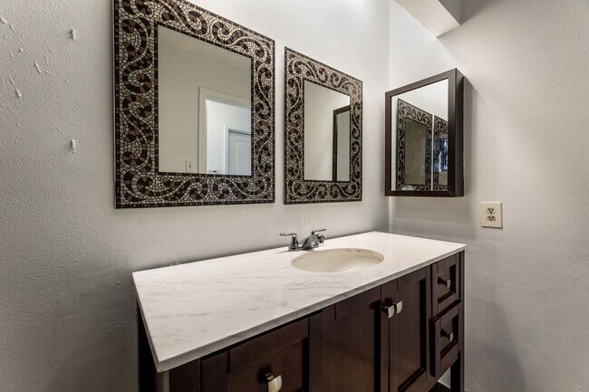 Building Photo - 15235 Heron Park Dr