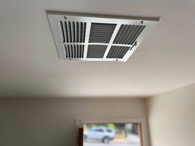 Building Photo - 1385 N Marengo Ave