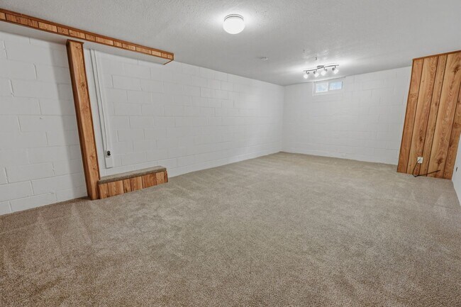 Building Photo - 3 Bedroom 1 Bath Home in St. Joseph!