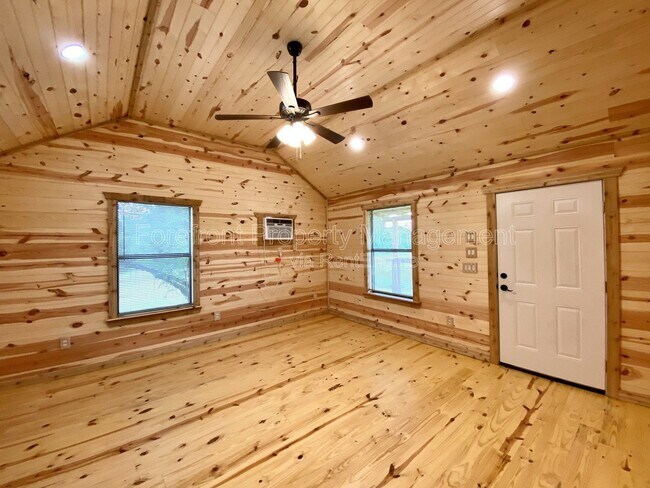 Building Photo - 624 Deer Creek Dr W