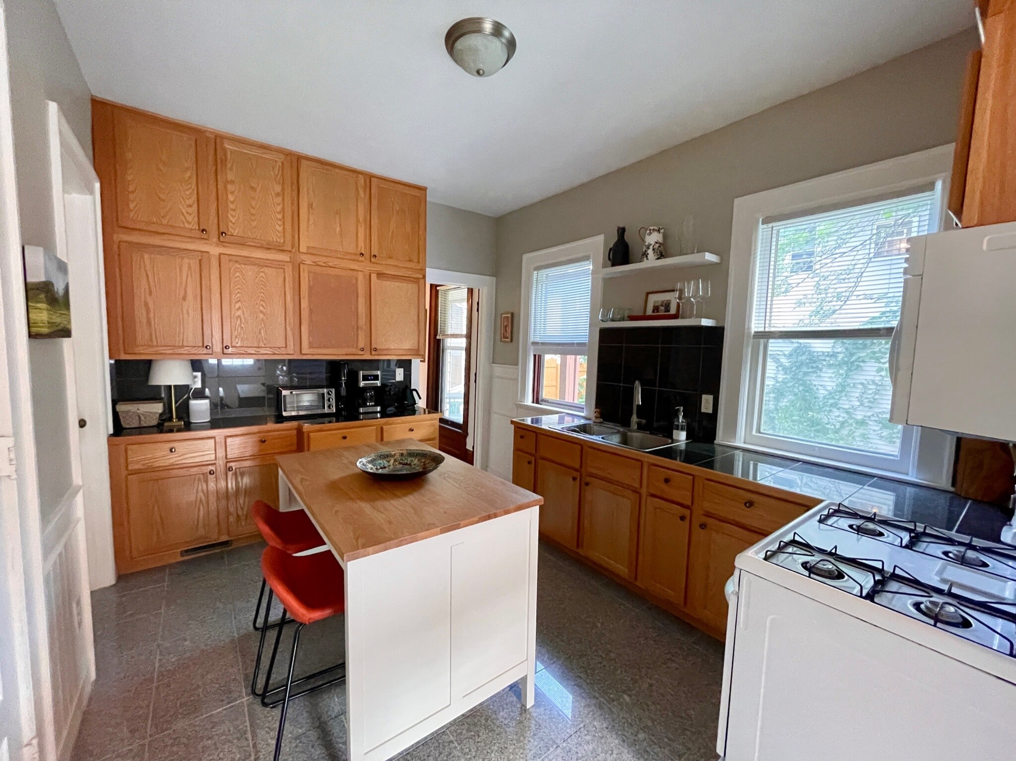 kitchen - 735 Livingston Ave NE