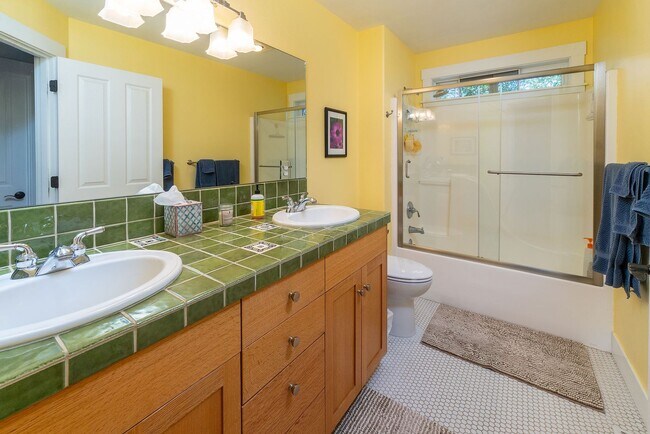 Building Photo - Beautiful Craftsman Style Home in Northwes...