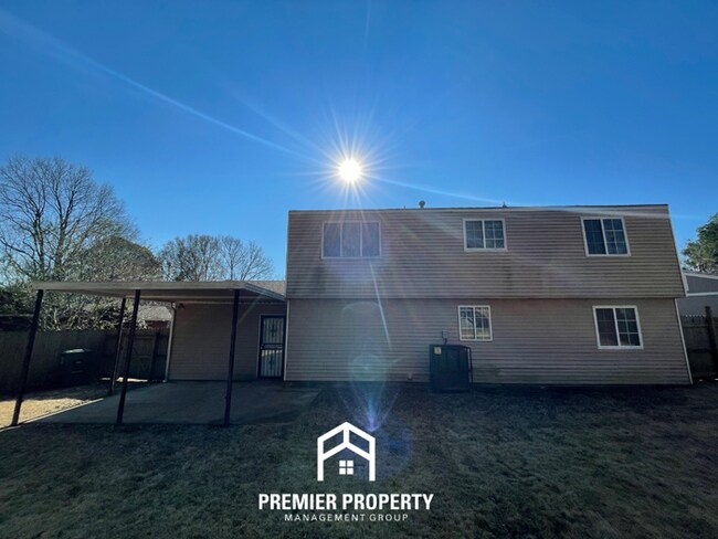 Building Photo - Spacious 4BR Home w/ Fireplace, Covered Patio & Fenced Yard