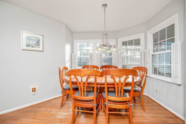 Building Photo - 28900 Deercroft Dr