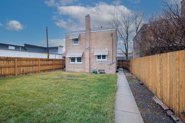 Building Photo - Charming 2 bdr, 2 bthr single family home in Belmont Cragin.