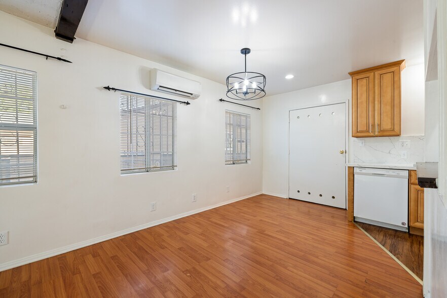 Building Photo - 11840 Archwood St