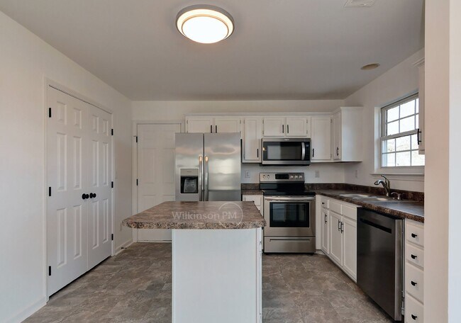 Building Photo - Beautiful 4 Bedroom 2.5 Bathroom Home with...