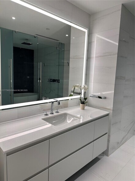 Building Photo - 300 Biscayne Boulevard Way