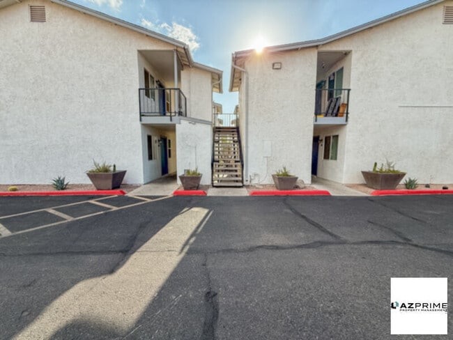 Building Photo - $950 OFF FIRST MONTH'S RENT MOVE IN SPECIA...