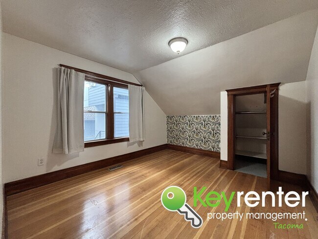 Building Photo - Unique 3-Bedroom Tacoma Home with Fenced Y...