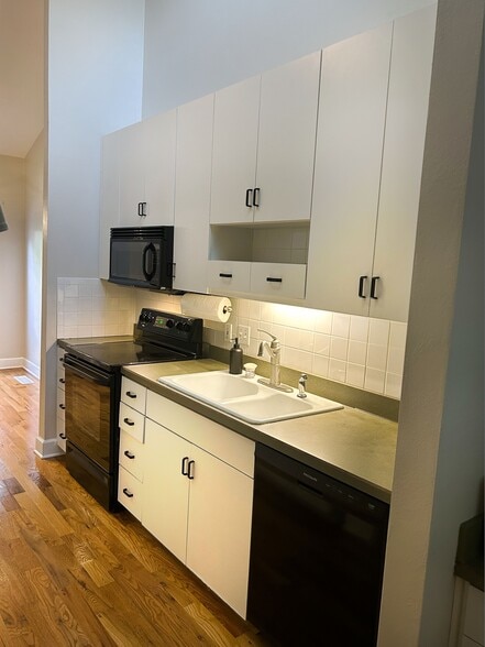 Building Photo - 663 Hiddenwood Ct