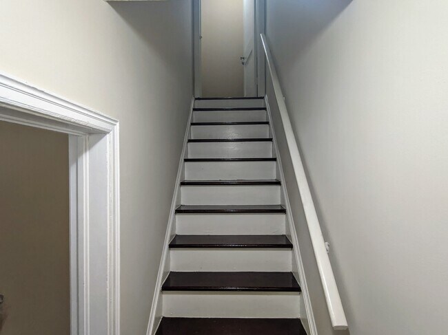 Building Photo - Charming 1 Bedroom Duplex in Buckhead!
