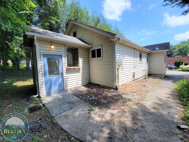 Building Photo - 3bd/2ba House On Faculty Street---Great Location!