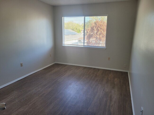 Building Photo - FOR RENT!! CUTE AND COZY 2 BED 1.5 BATH WITH GARAGE (MOVE IN SPECIAL)...