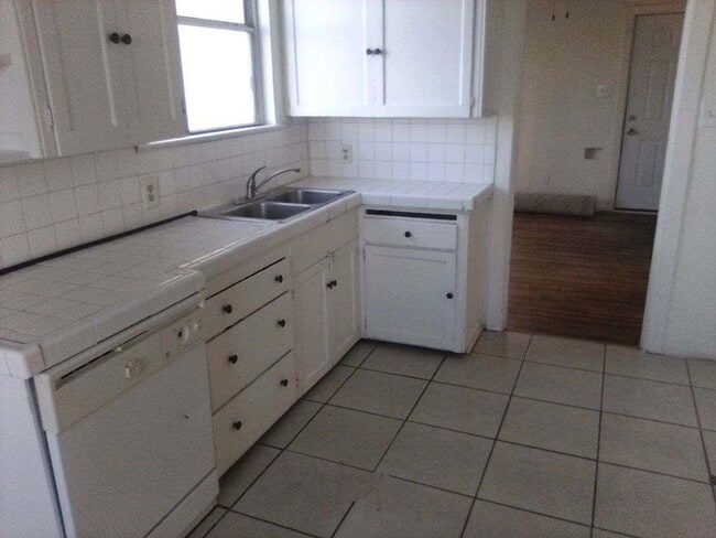 Building Photo - FOR LEASE | 2 Bd 1 Ba Home | Taft