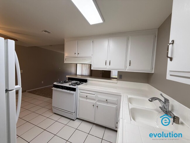 Building Photo - 332 Compton St