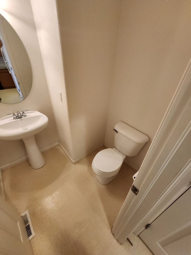 Building Photo - Beautiful Townhome