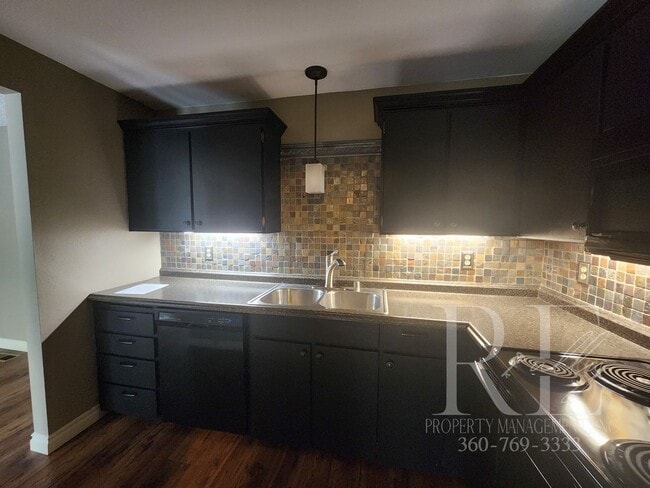 Building Photo - Meticulous 2-Bedroom with Courtyard