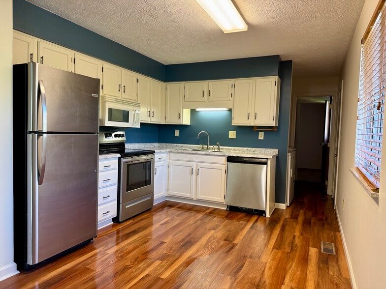 Kitchen - 325 Cedar Cliff Rd