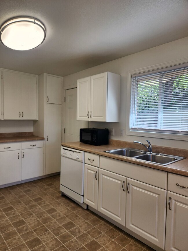 Building Photo - 2-Bedroom Duplex with Hardwood Floors and ...