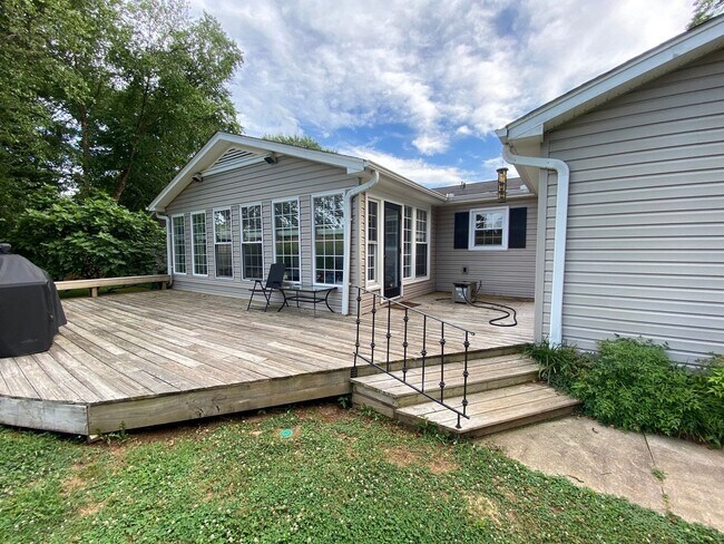 Building Photo - A little slice of paradise within minutes to downtown Greenviille