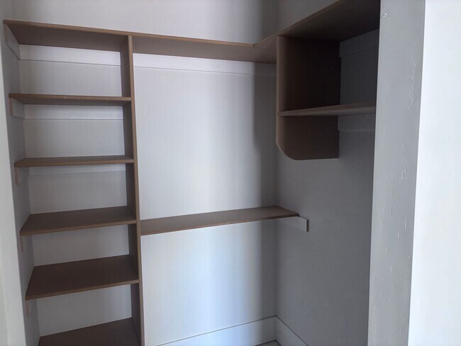 Building Photo - Beautiful 2 story with 6 bedrooms and swimming pool