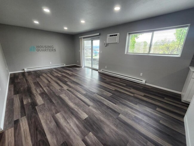 Building Photo - 12421 E Riverside Ave