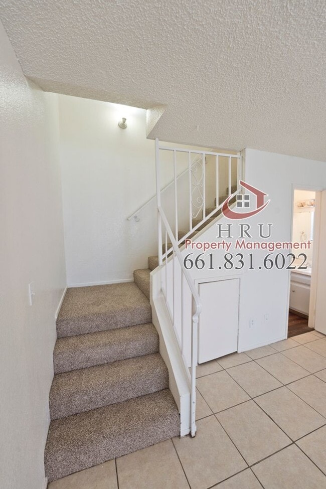 Building Photo - SW-3 bedrooms 2.5 baths condo