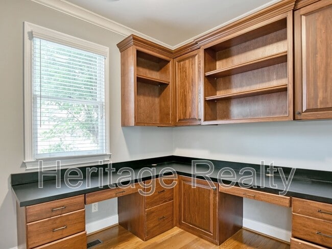 Building Photo - 1856 Greywell Rd