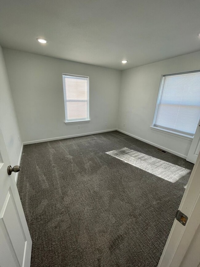 Building Photo - Townhomes Now Available in Strafford MO!