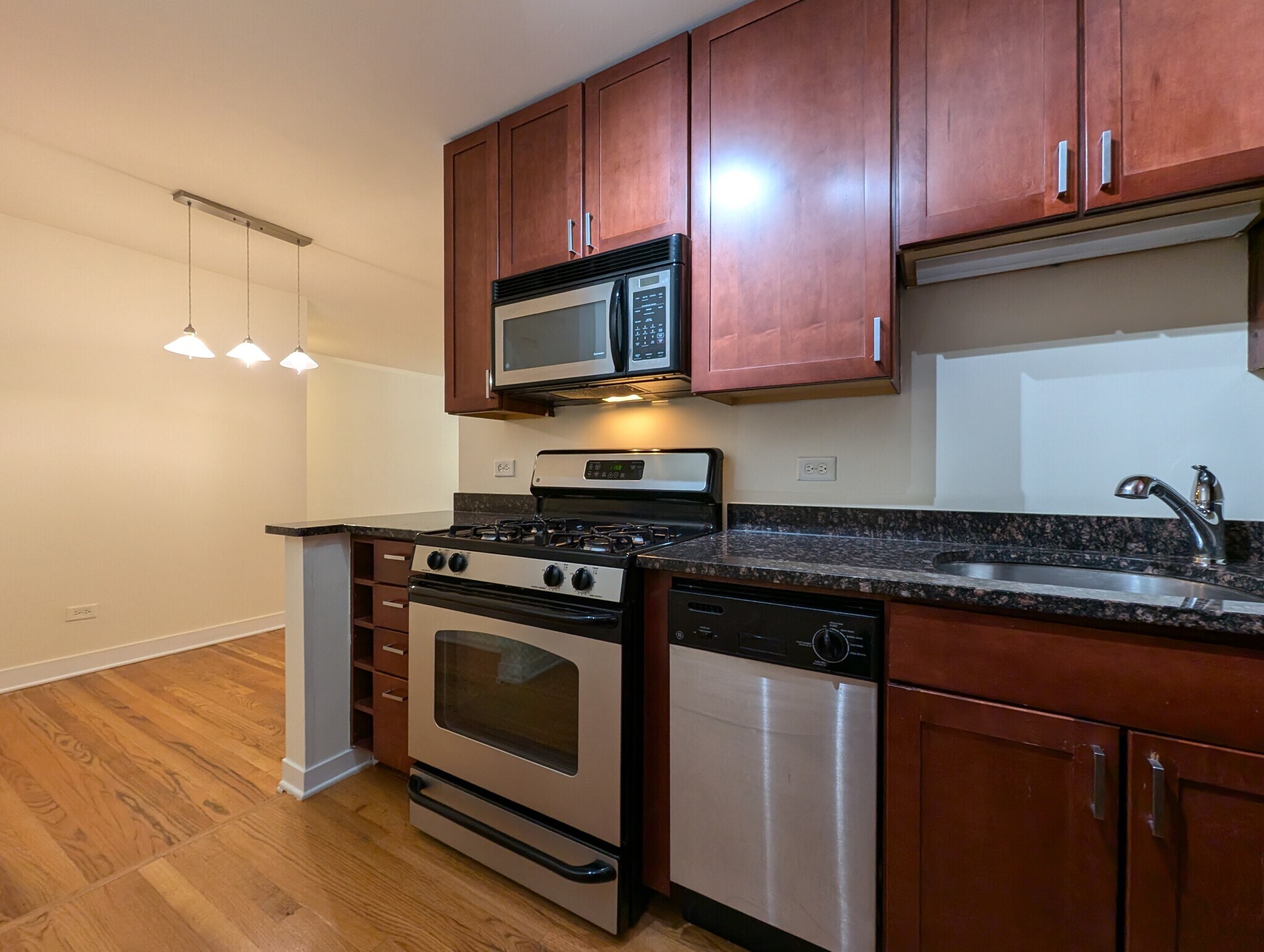 Building Photo - 643 W Wrightwood Ave