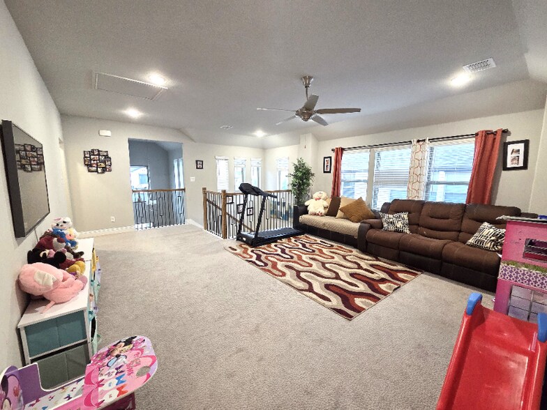 Building Photo - 8066 Glastonbury Dr