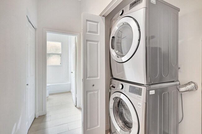 Building Photo - 1898 Capeside Cir