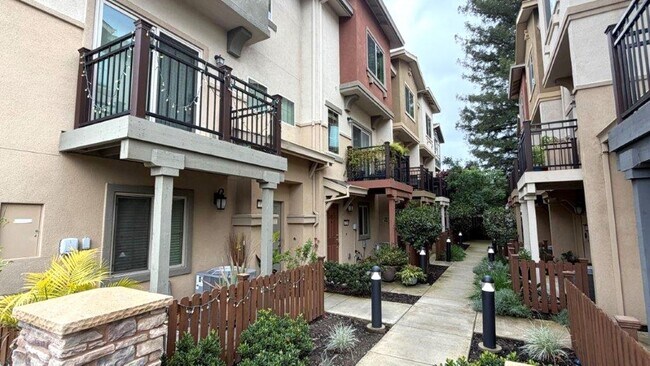 Building Photo - Concord Beautiful 3 bedroom 3 bathroom fully updated townhome, gated community!