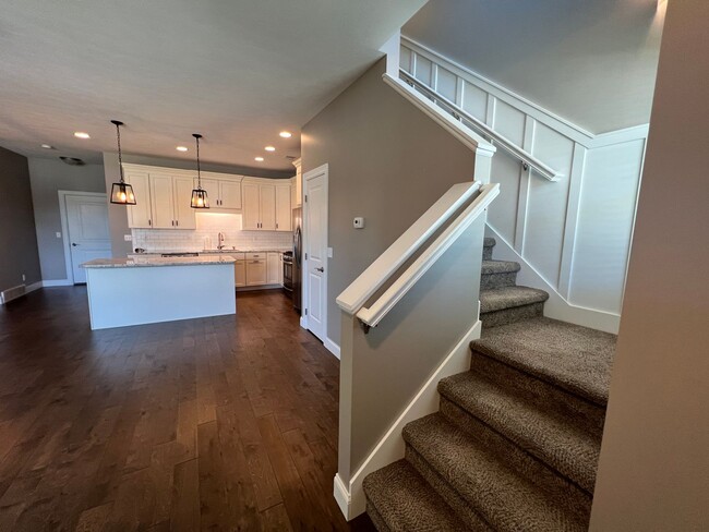 Building Photo - Gorgeous Townhome right on the river!