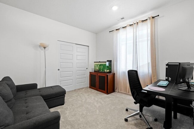 Building Photo - 10813 N Beaverhead Rd