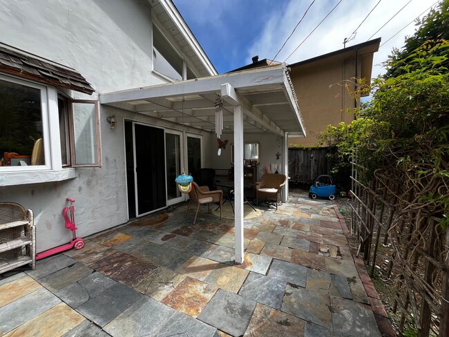 Building Photo - Beautiful and spacious 2 Bedroom, 1.5 Bathroom Located in Rio Del Mar, close to the beach and Apt...