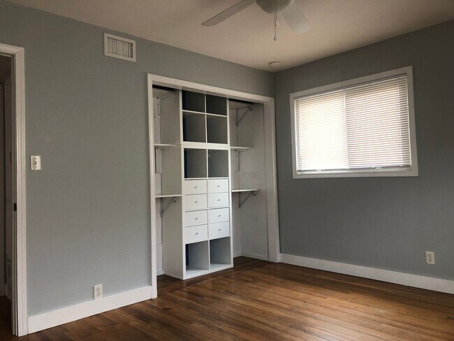 Building Photo - Charming Home w/ Large Yard - Available SOON