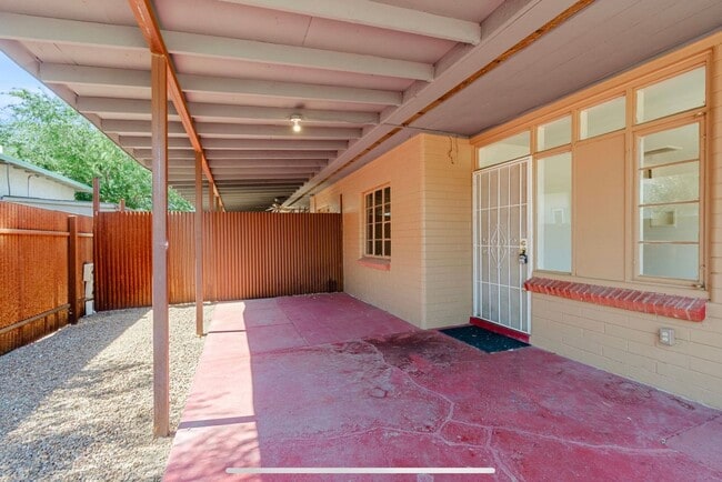 Building Photo - Classic Tucson Bungalo located just blocks away from University of Arizona Campus!