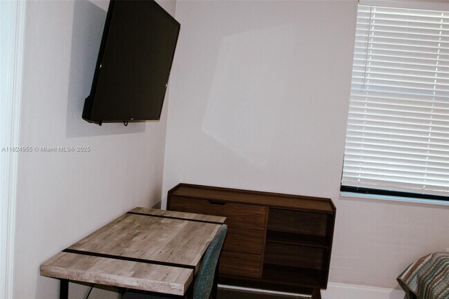Building Photo - 674 Windermere Dr