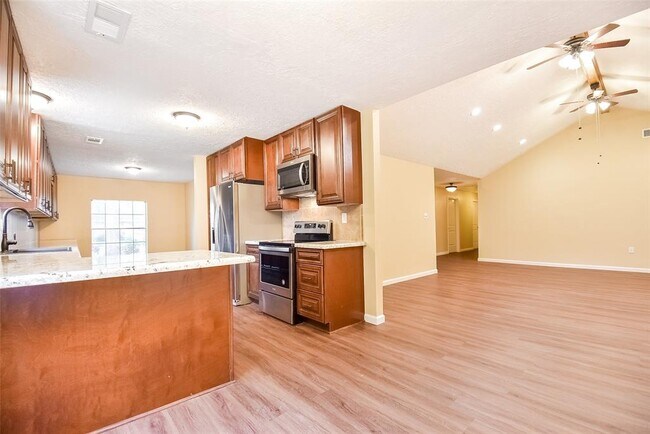 Building Photo - 2910 Colonial Dr