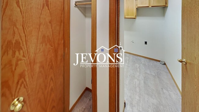 Building Photo - Two-bedroom home with a fully equipped kit...